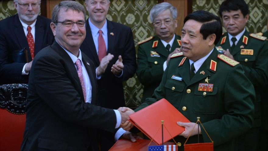 El secretario estadounidense de Defensa, Ashton Carter (izqda), y el ministro de Defensa de Vietnam, Phung Quang Thanh (decha), firman acuerdos bilaterales. 1 de junio de 2015