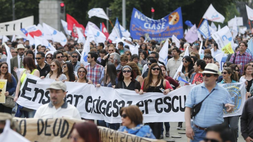 Masiva marcha de profesores y estudiantes chilenos contra el nuevo proyecto del Gobierno en Chile, 3de junio de 2015.