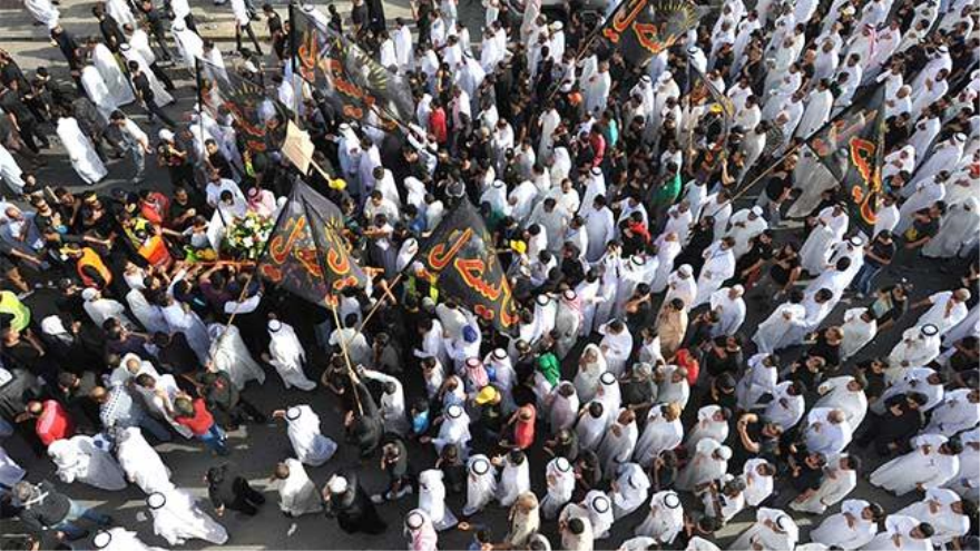 Miles saudíes participan en el funeral de las víctimas del ataque terrorista contra una mezquita chií en la ciudad de Dammam. 3 de junio de 2015