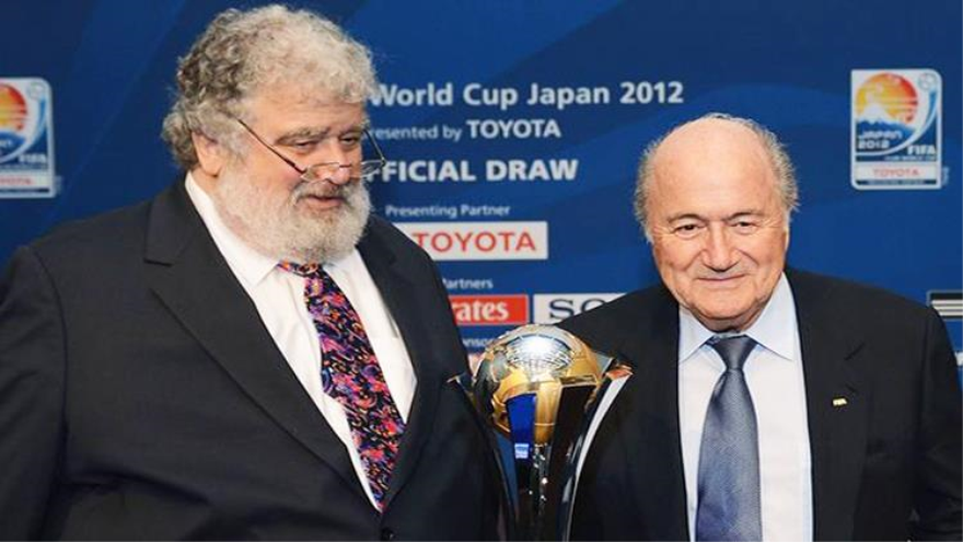 El exfuncionario estadounidense de la Federación Internacional de Fútbol Asociación (FIFA), (izquierda) junto con el presidente del organismo, Joseph Blatter