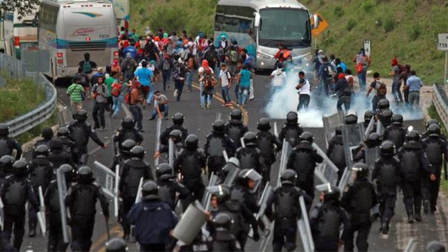 las policías antimotines lanzan gases lacrimógenos contra los familiares de los 43 estudiantes desaparecidos mexicanos.3 de junio de 2015
