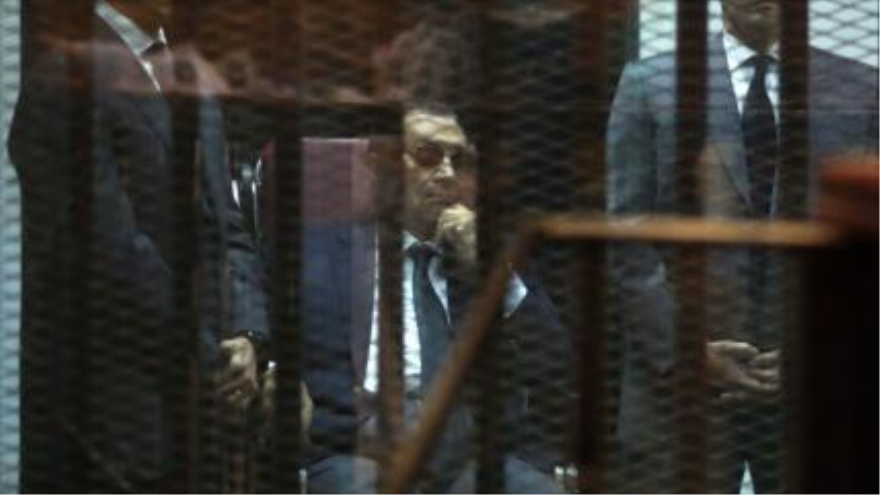 El exdictador egipcio Hosni Mubarak durante una sesión en la corte.