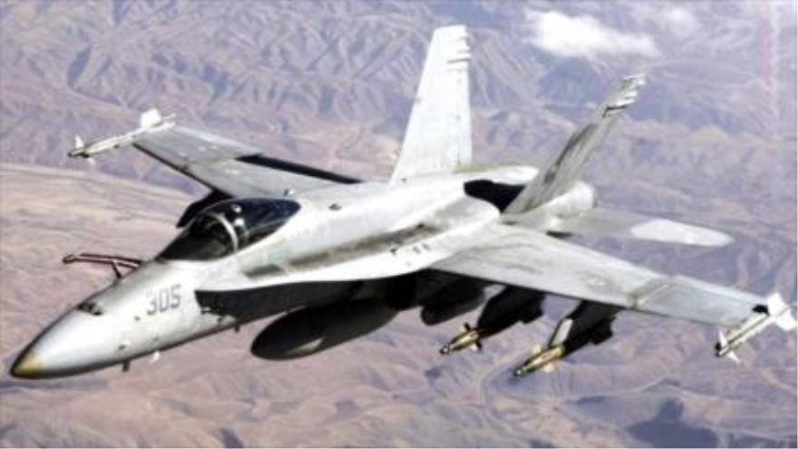 Un avión de guerra F-18 de Estados Unidos sobrevuela Irak.