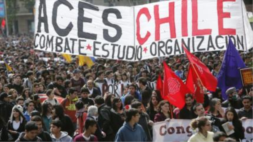 Miles de manifestantes participan en una marcha convocada por estudiantes chilenos en demanda de una enseñanza pública gratuita y de calidad.