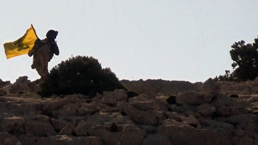 Un soldado de Hezbolá en las alturas de Al-Qalamun, fronterizas con Siria