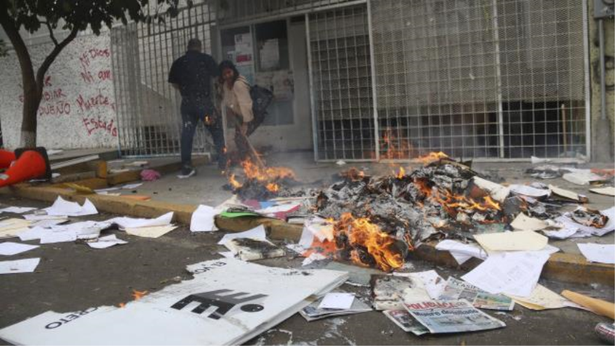 Maestros mexicanos queman material electoral de las instalaciones del Instituto Nacional Electoral (INE). 4 de junio de 2015
