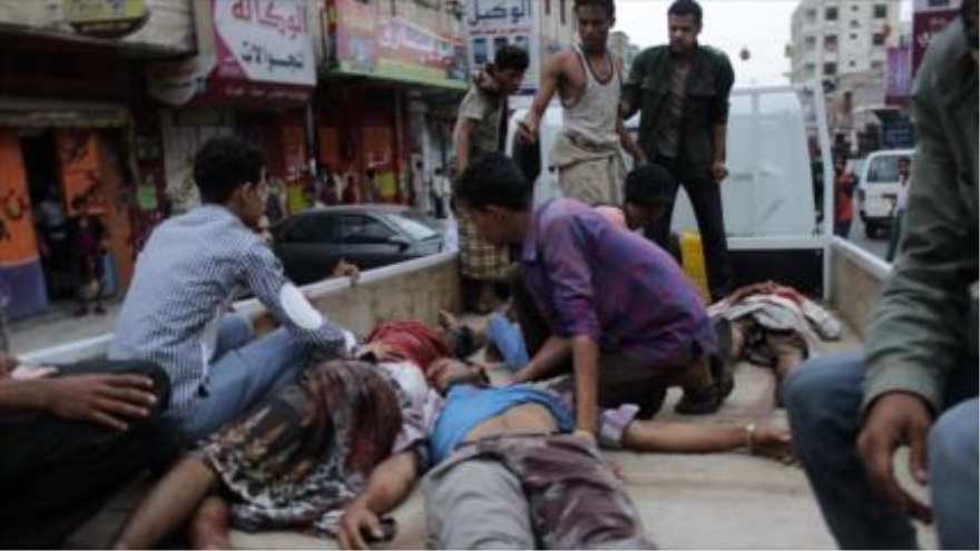 Ciudadanos yemeníes trasladan a un herido al hospital tras un bombardeo saudí.