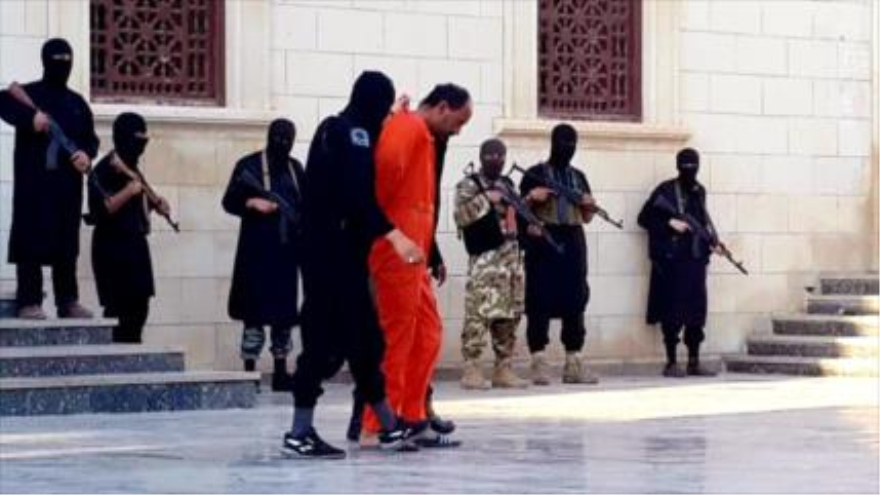 Miembros del EIIL llevan al soldado libio para decapitar frente a una mezquita en la ciudad de Derna, en el norte de Libia.