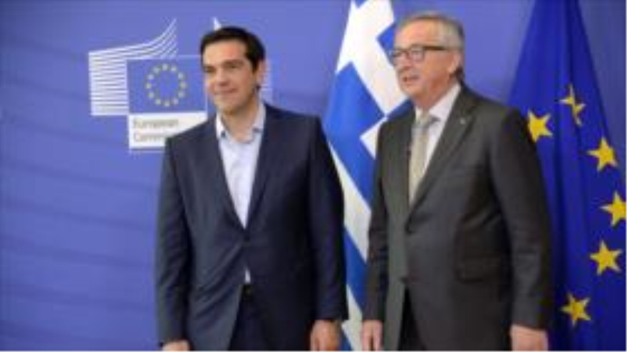 El presidente de la Comisión Europea, Jean-Claude Juncker (dcha), y el primer ministro de Grecia, Alexis Tsipras (iza), antes de su reunión en la sede de la Comisión de la Unión Europea (Bruselas). 3 de junio de 2015.