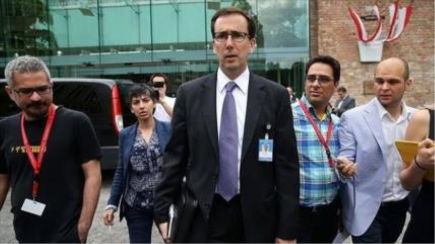 El portavoz de habla persa del Departamento de Estado de Estados Unidos, Alan Eyre, entre periodistas en Viena
