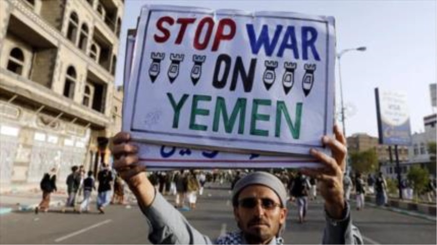 Hombre yemení porta una pancarta pidiendo fin de la guerra contra Yemen.