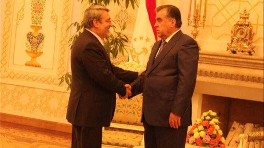 El ministro del Interior de Irán (izqda.) y el presidente tayiko (dcha.). 5 de junio de 2015