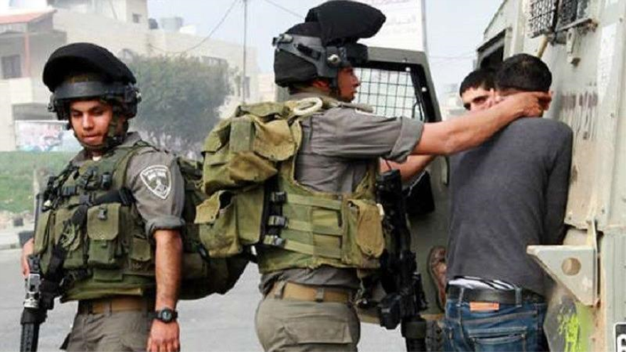 Soldados israelíes arrestan a un joven palestino.
