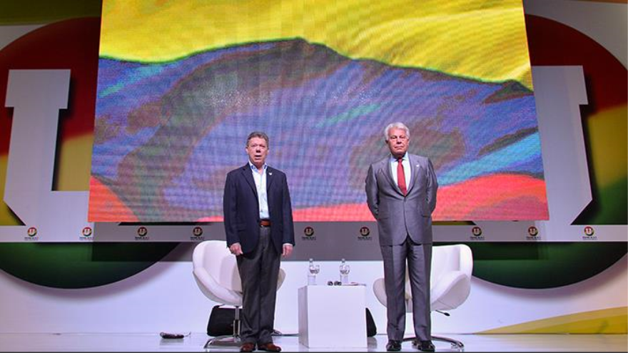 El persidente colombiano, Juan Manuel Santos (izda), durante un encuentro que sostuvo con el expresidente del Gobierno español, Felipe González, Bogotá (Colombia). 5 de junio de 2015