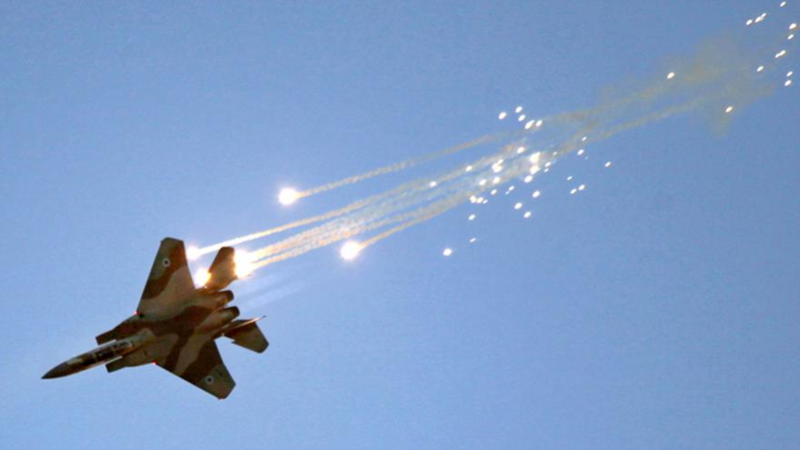 Un jet F-15 israelí lanzando luces de emergencia 