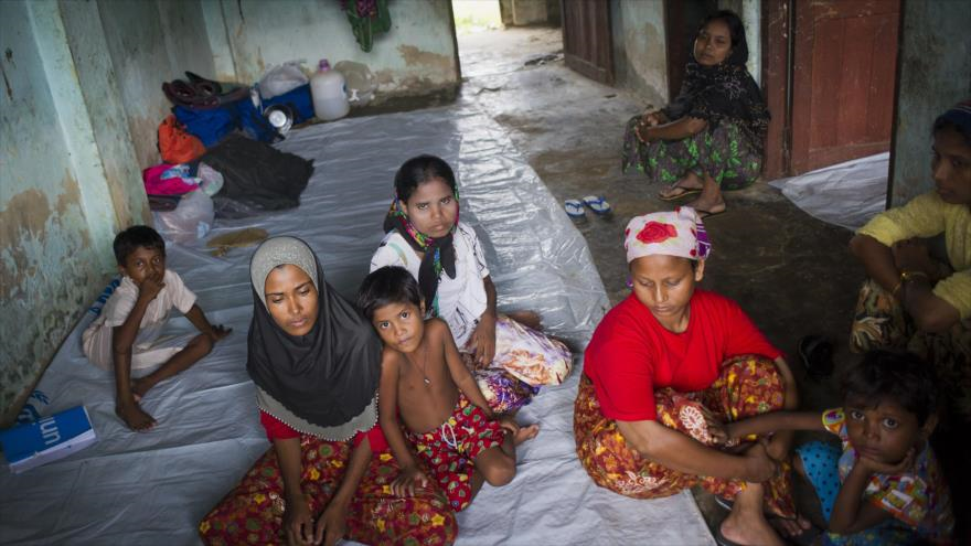 Varios musulmanes rohingyas en un campo de refugiados temporales situado en Rajine, uno de los pueblos más pobres de Myanmar.