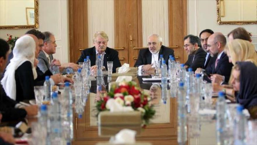 Reunión del canciller iraní Mohamad Yavad Zarif con Elmar Brok en Teherán, 07 de junio de 2015