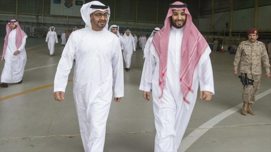 El ministro de Defensa saudí, Mohamad bin Salman (derecha), y el príncipe heredero emiratí, Mohamad bin Zayed Al Nayhan.