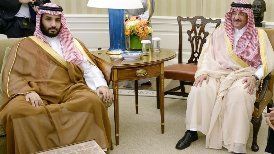 El ministro de Defensa saudí, Mohamad bin Salman (izquierda), y el príncipe heredero saudí, Mohamad bin Nayef.