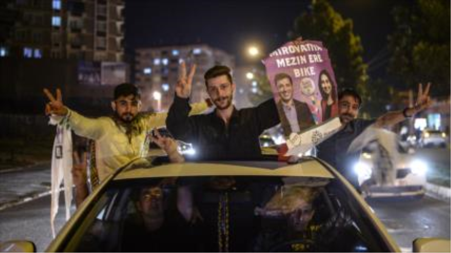 Seguidores del HDP (Partido Democrático del Pueblo) festejan la entrada del partido prokurdo en el Parlamento. 7 de junio de 2015