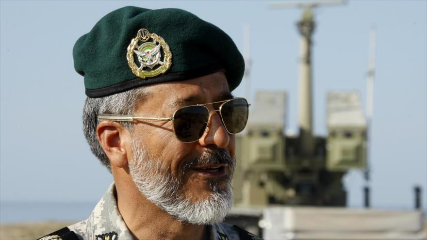 El comandante de la Fuerza Naval del Ejército de Irán, el contralmirante Habibolá Sayari. 