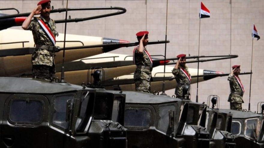 Soldados yemeníes junto a lanzamisiles durante un desfile militar en Saná, capital de Yemen.