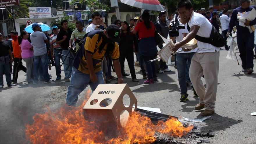 Los maestros de la Coordinación Nacional de Trabajadores de la Educación (CNTE) queman el material electoral durante la jornada de los comicios. 7 de junio de 2015