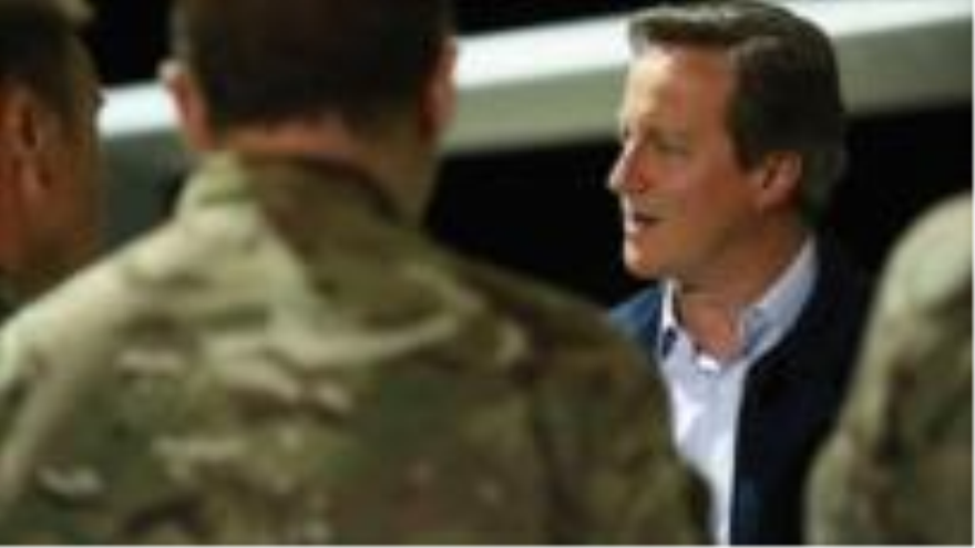 El primer ministro británico, David Cameron, pasando revista a militares.