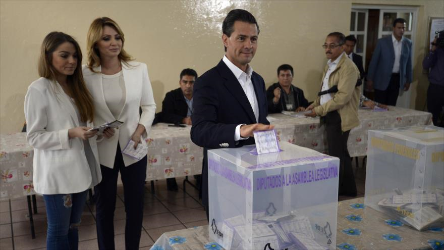 El presidente mexicano, Enrique Peña Nieto deposita su voto en un recinto electoral en la capital mexicana, Ciudad de México. 07 de junio de 2015