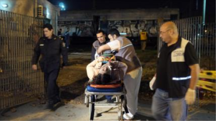 Funcionarios de la estación ayudan al traslado de las víctimas del accidente. 7 de junio de 2015