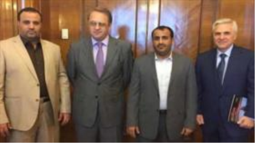 El portavoz de Ansarolá, Mohamad Abdel Salam y el vicecanciller ruso, Mijail Bogdanov y otros representantes yemeníes y rusos