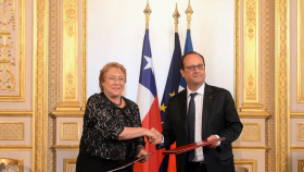 Bachelet y Hollande impulsan asociación estratégica