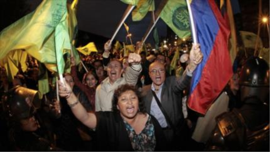 Manifestantes simpatizantes del Gobierno de Rafel Correa en una marcha para respaldar proyecto oficialista. Quito (Ecuador), 8 de junio de 2015