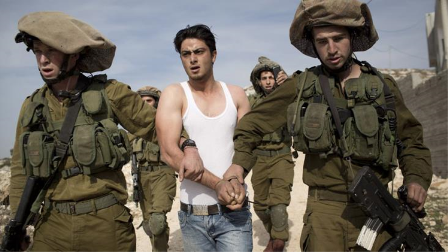 Soldados israelíes detienen a un palestino durante una manifestación en la ocupada Cisjordania.