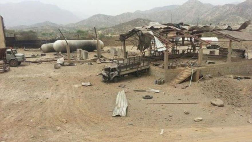 Una estación de gas bombardeada por aviones de guerra saudí en la provincia noroccidental de Hajjah.