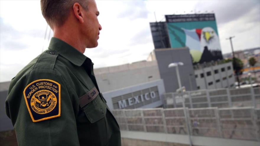 Un guardia estadounidense en la frontera con México