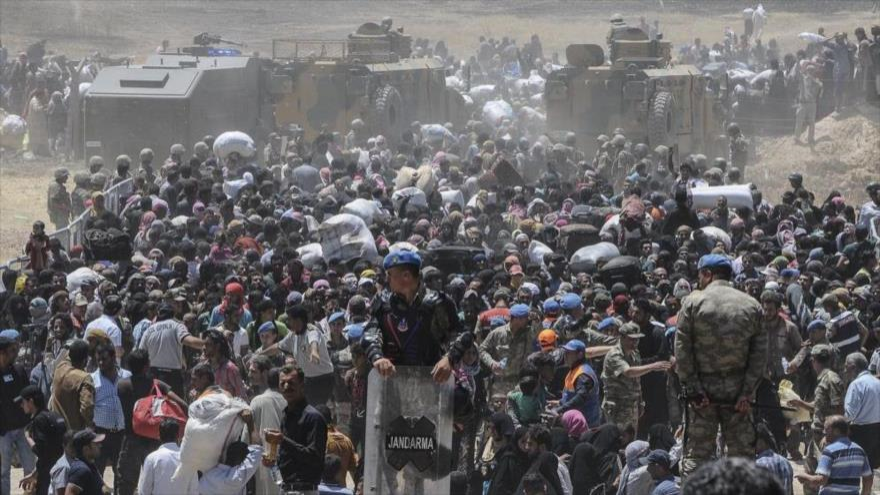 Refugiados sirios huyen de la violencia de grupos terroristas rumbo a Turquía. 11 de junio de 2015