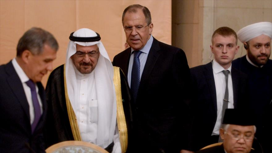 El canciller ruso, Serguei Lavrov (drch), junto con el secretario general de la Organización para la Cooperación Islámica (OIC), Iyad bin Amin al-Madani, durante un encuentro del del Grupo de Visión Estratégica de Rusia y el Mundo Islámico. 11 de junio de 2015