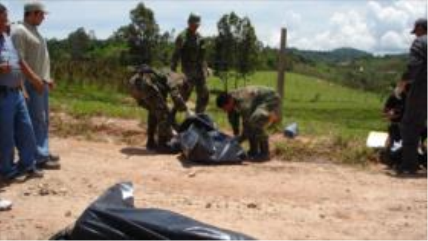 Agentes de policía recogen los cadáveres de las víctimas de un ataque de las FARC en el departamento de Cauca.