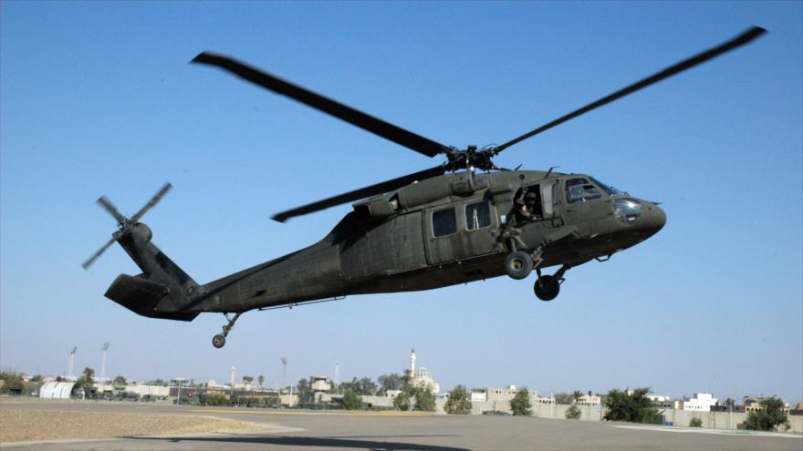 Un helicóptero Blackhawk despega de la tierra.