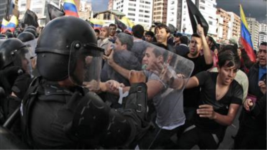 Opositores realizan una protesta violeta en Ecuador, 10 de junio de 2105
