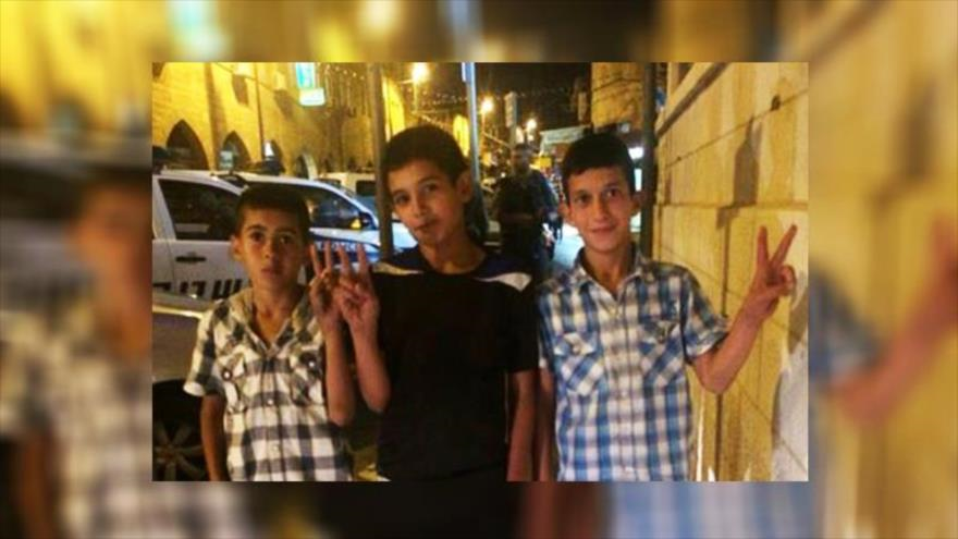 La foto tomada por el Centro de Información Wadi Hilweh en Silwan (Silwanic) muestra a los tres menores detenidos por la policía israelí.