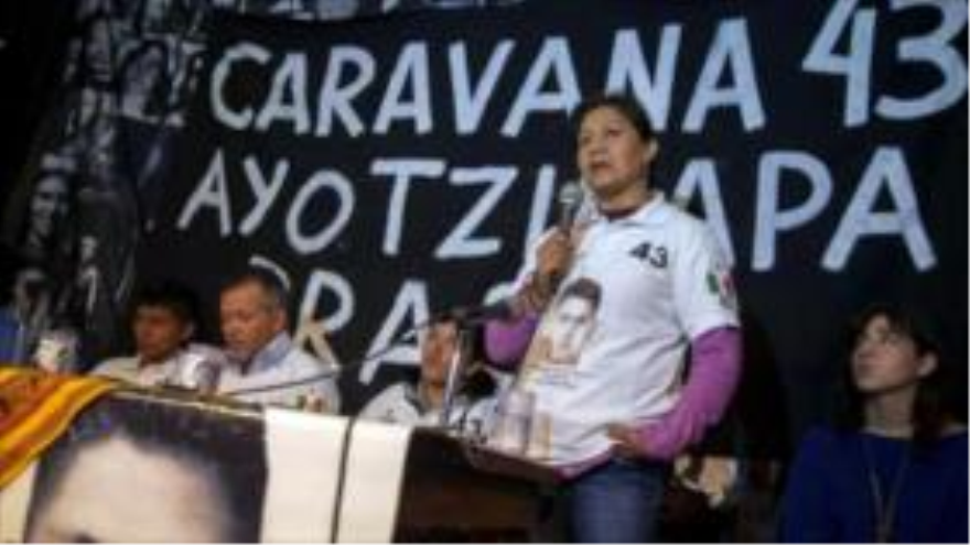 Hilda Legideño Vargas, madre de Jorge Antonio Tizapa Legideño, uno de las víctimas del caso Iguala, ofrece un discurso en la ciudad brasileña de Sao Paulo.