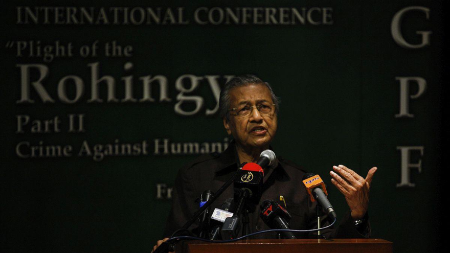 El ex primer ministro de Malasia, Mahathir Mohamad, ofrece su discurso en la conferencia internacional de "Crimenes de Lesa Humanidad" en el Museo de Artes Islámicos en Malasia. 13 de juino de 2015