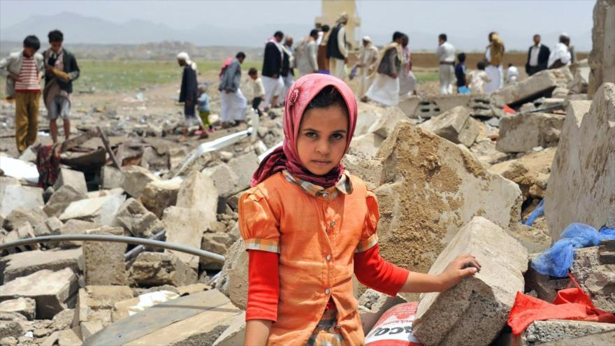 Habitantes yemeníes entre las ruinas de sus casas destruidas por aviación militar saudí.