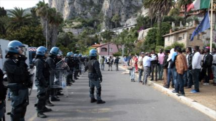 Policía italiana dispersa a 200 inmigrantes en frontera francesa