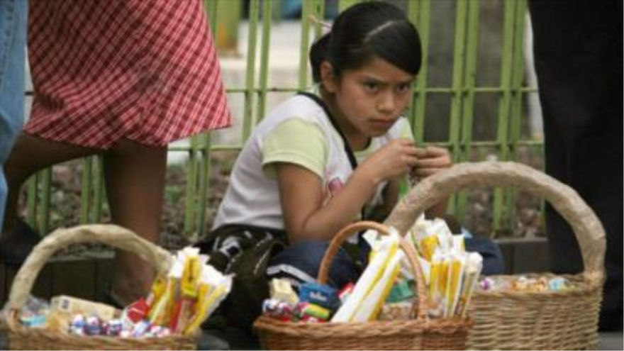Una niña mexicana que trabaja para sufragar sus gastos.