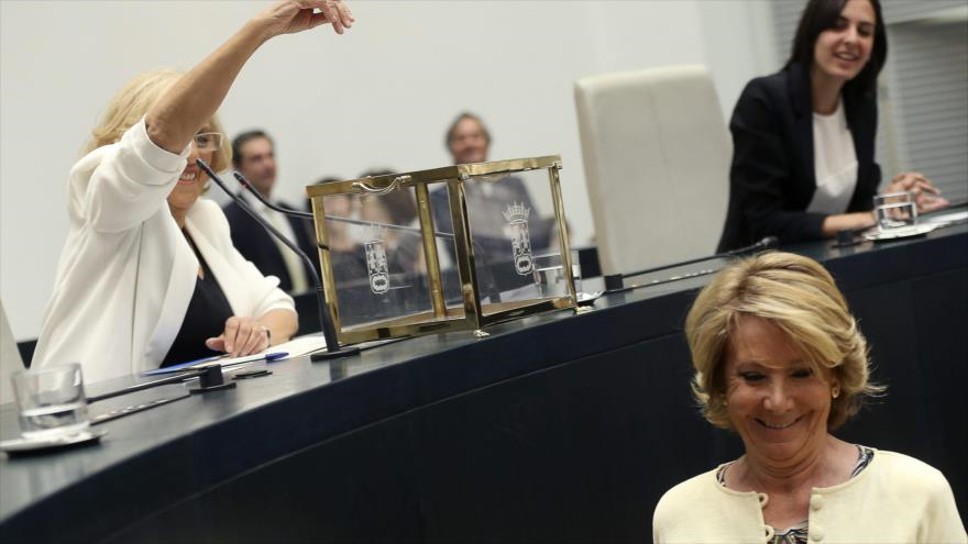 Esperanza Aguirre (dcha.) se aleja de la urna tras votar la designación de la nueva alcaldesa de Madrid, Manuela Carmena (izda.), 13 de junio de 2015.