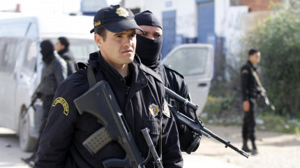 Tres policías mueren en enfrentamiento con terroristas en Túnez