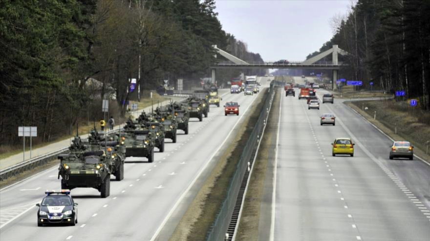 Varios vehículos Stryker participan en un ejercicio militar en Riga, Letonia.